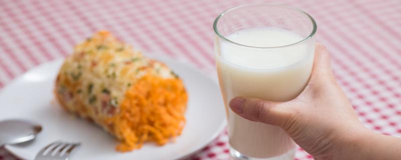 牛奶是酸性还是碱性 喝牛奶的时候不能与什么同食
