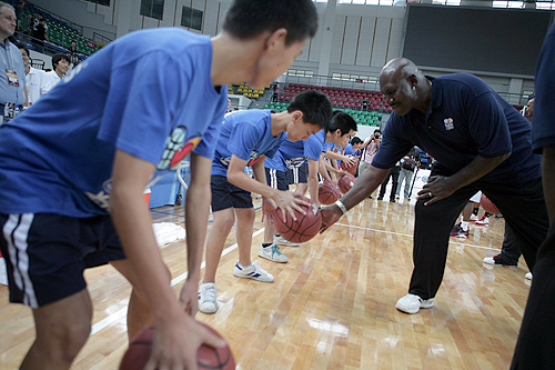 中学生篮球训练方法（中学篮球队训练内容与方法）