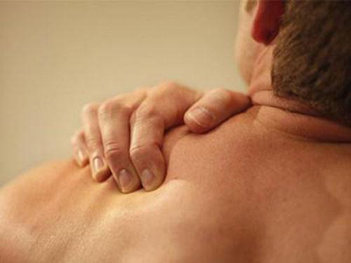肩膀疼痛是什么原因（肩胛骨疼痛是什么原因引起的）