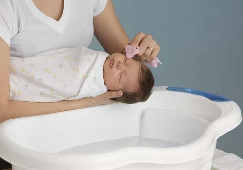 新生儿头上的脏东西怎么洗掉 小宝宝头上的脏东西怎么洗掉