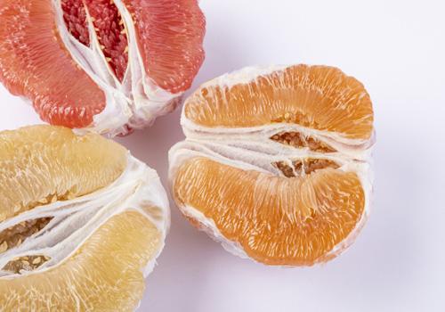 皮肤过敏柚子可以吃吗（皮肤过敏可以吃柚子皮吗）