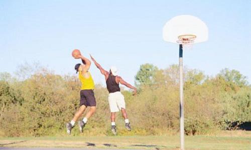 打篮球对身体有什么好处 中年人打篮球对身体有什么好处