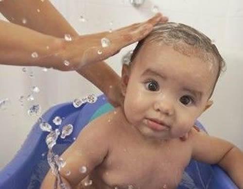 婴儿洗头怎么洗 婴儿洗头怎么洗视频