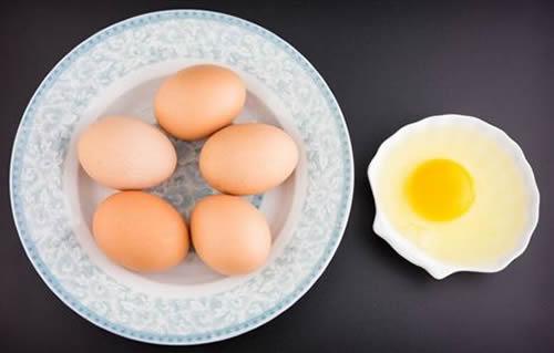 喉咙痛可以吃鸡蛋吗 喉咙发炎可以吃鸡蛋吗