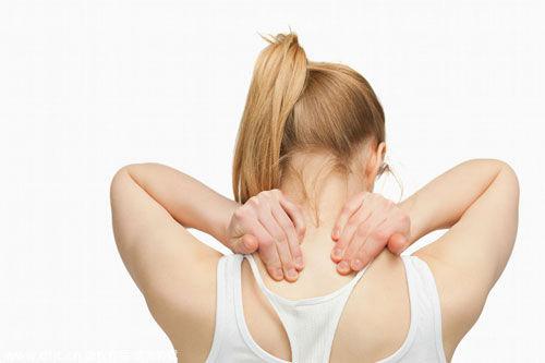 背部疼痛是什么原因引起的（背部疼痛是什么原因引起的 女人左边）