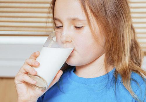 喝牛奶有助于睡眠吗 喝牛奶有助于睡眠吗效果怎样