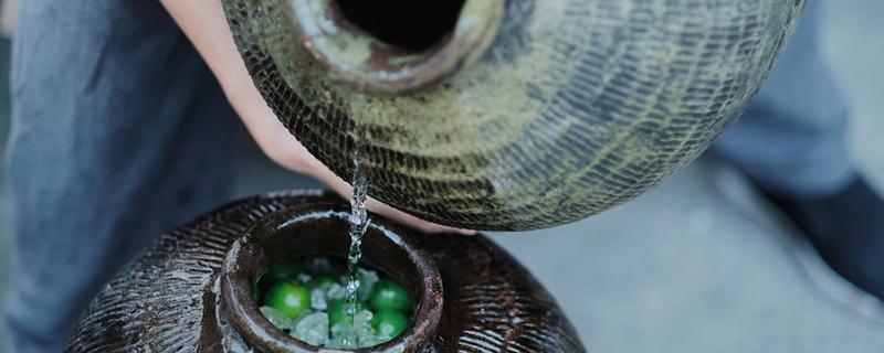 枇杷泡酒的功效与作用 枇杷泡酒的功效与作用及食用方法