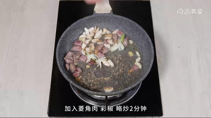 彩椒菱角牛肉粒的做法，彩椒菱角牛肉粒怎么做