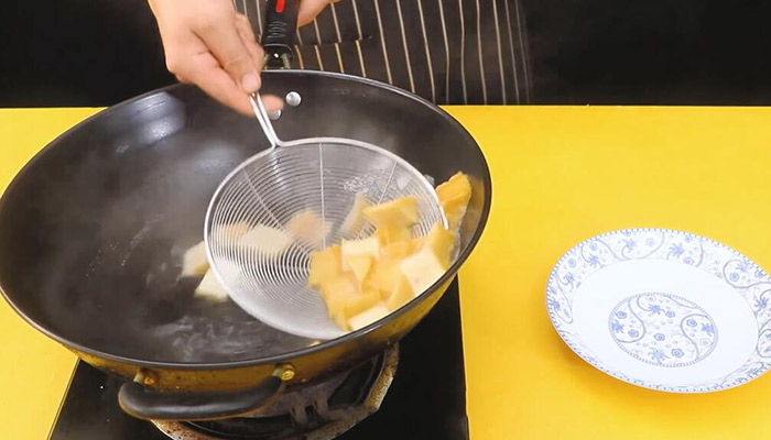 肥肠炖干豆腐的做法 肥肠炖干豆腐怎么做