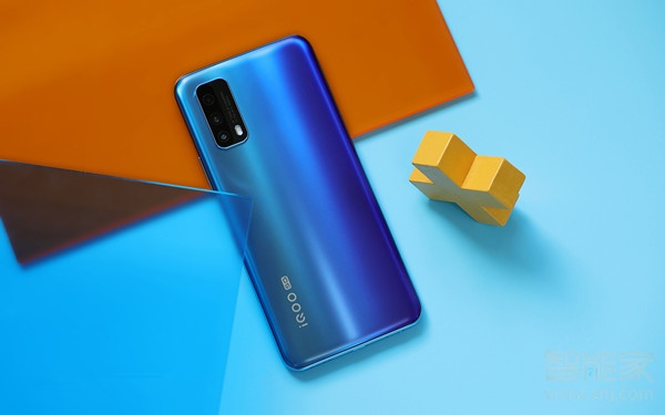 iqooz1x是什么机身