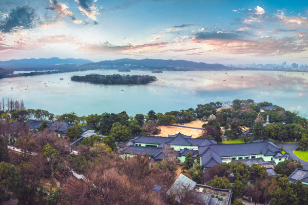 "欲把西湖比西子,浓妆淡抹总相宜全诗"   饮湖上初晴后雨意思