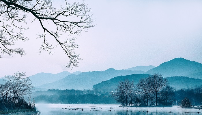 美丽的湖作者从哪两个方面来写湖 美丽的湖从哪两个方面来写湖