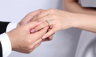 结婚戒指的戴法有哪些 戴在不同的手指上有什么不同的含义