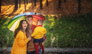 夏天的雨是彩色的雨因为什么 为什么夏天的雨是彩色的夏天的雨是彩色的雨