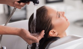 硫磺皂洗头为什么头发很涩（硫磺皂洗头为什么头发很涩很干）