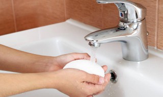 抹肥皂洗手坚持法 手要完全抹上肥皂,搓洗至少