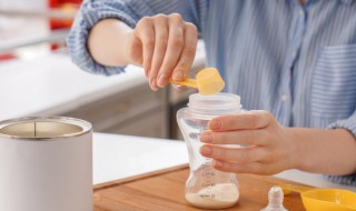 断奶怎么让宝宝适应吃奶粉 如何让断奶宝宝吃奶粉