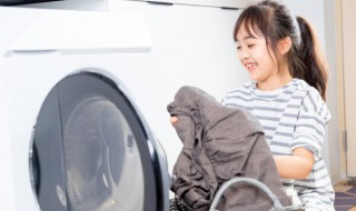 下雨天洗衣服怎么避免有味道（雨天衣服有味道怎么除去）