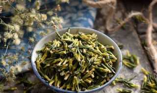 哪些人不宜吃莲子芯（哪些人不宜吃莲子芯泡水喝）