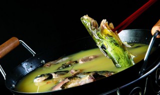 铁锅熬杂鱼怎么做 铁锅熬杂鱼怎么做好吃
