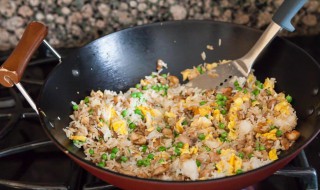 鸡肉豌豆菠萝炒饭（鸡肉豌豆菠萝炒饭怎么做）