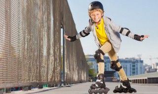 儿童轮滑鞋的正确刹车方法（轮滑鞋刹车视频教程）