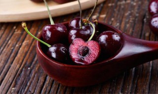 车厘子汁弄到床单上怎么洗（车厘子汁水沾到衣服怎么办）