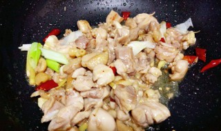 麻酱炒鸡肉制作方法（麻酱炒鸡肉制作方法视频）