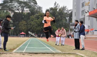 女生新手助跑跳远技巧（女生助跑跳远怎么跳）