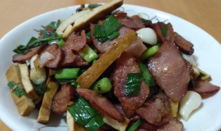 腊肉豆腐干炒蒜苔（腊肉豆腐干炒蒜苔怎么炒）