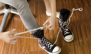 平板鞋穿鞋带的方法教程（平板鞋怎么走路）