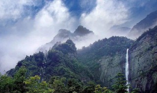 用一句话形容庐山瀑布（用一句话形容庐山瀑布的美丽风景）