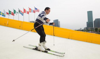 滑旱雪技巧（旱地滑雪技巧）