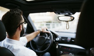 新手开车起步换挡的自动正确方法(开车起步自动挡步骤)