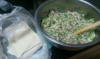 芹菜猪肉饺子馅的做法(芹菜猪肉饺子馅的做法芹菜用焯水吗)