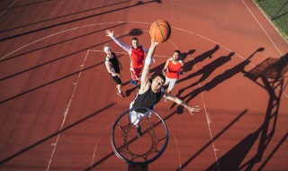 打篮球的基本动作 打篮球的基本动作教程跨下