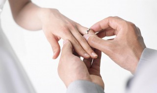 结婚戒指带哪个手（结婚戒指带哪个手指头上）
