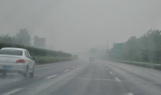 高速上大雨怎么办 高速公路下大雨
