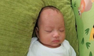 1个月宝宝睡觉怎么睡（1个多月的宝宝睡觉的正确姿势）