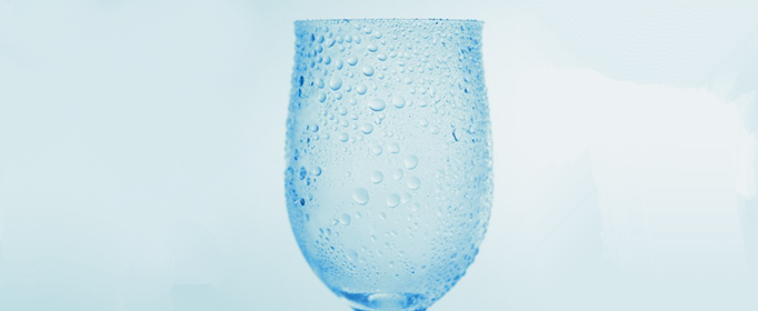 为什么水滴挂在杯壁上甩不掉 让水在杯子里不滴下来