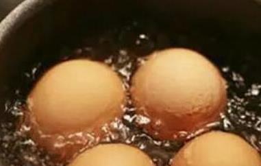 米醋煮鸡蛋的功效与作用（醋煮鸡蛋的功效和作用）