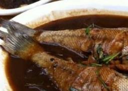 做红烧鱼粘锅怎么办（做红烧鱼怎样不粘锅）