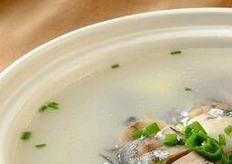 鲫鱼汤的功效（鲫鱼汤的功效与作用小孩子）