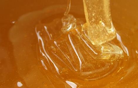土蜂蜜泡水喝的功效与作用（土蜂蜜泡水喝的功效与作用及禁忌）