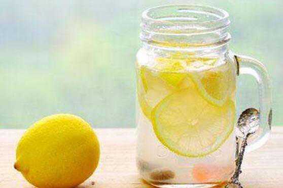 喝柠檬水的禁忌有哪些 哪类人不适宜喝柠檬片泡水