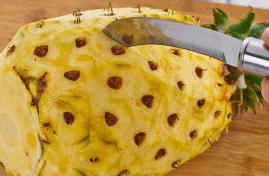 菠萝怎么削皮，怎么快捷的削菠萝皮（菠萝如何快速削皮）