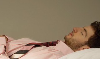 做梦梦见自己没有穿衣服 做梦梦见自己没有穿衣服被人看见