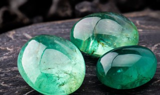 祖母绿和翡翠哪个贵（绿祖母和翡翠哪个值钱）