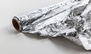 锡箔纸和铝箔纸有什么区别（锡箔纸和铝箔纸有什么区别,哪个能使银手镯变白亮）