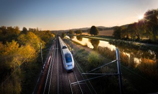 为什么坐高铁听不到普通列车上的咔哒声